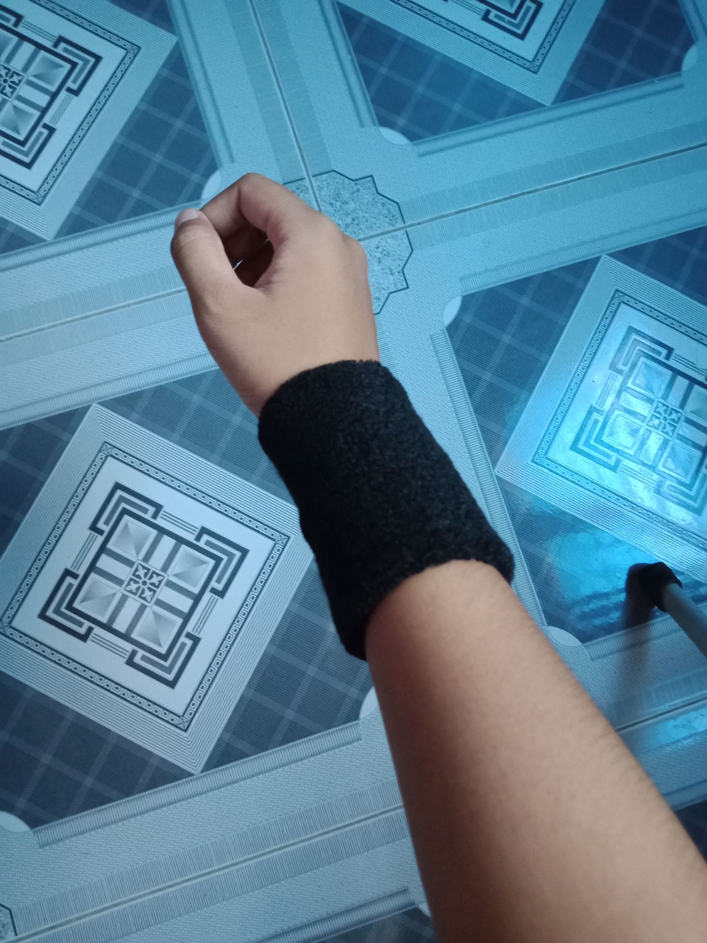 Giao hàng sớm hơn dự kiến một tuần. Một sản phẩm may lỗi ở mặt trong như hình, còn một sp thì rất tốt. Tuy bị may lỗi nhưng đeo vẫn rất thoải mái, mềm và hút mồ hôi tốt. Mình là con gái nên tay hơi nhỏ, nhưng đeo vẫn rất vừa. Chất liệu len ổn, như mong đợi. Nói tóm lại là nên mua nha mấy bạn. Giao hàng sớm hơn dự kiến một tuần. Một sản phẩm may lỗi ở mặt trong như hình, còn một sp thì rất tốt. Tuy bị may lỗi nhưng đeo vẫn rất thoải mái, mềm và hút mồ hôi tốt. Mình là con gái nên tay hơi nhỏ, nhưng đeo vẫn rất vừa. Chất liệu len ổn, như mong đợi. Nói tóm lại là nên mua nha mấy bạn.