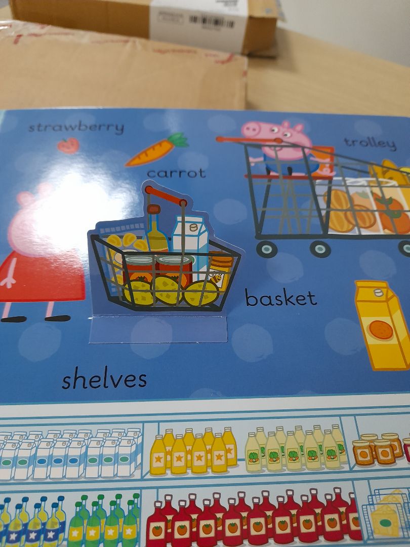 bé nhà m rất thích. sách có cả kiểu giấy hình dán lật lên có chữ hoặc ảnh ở dưới. méo sách bị xước tí nhưng ko sao.