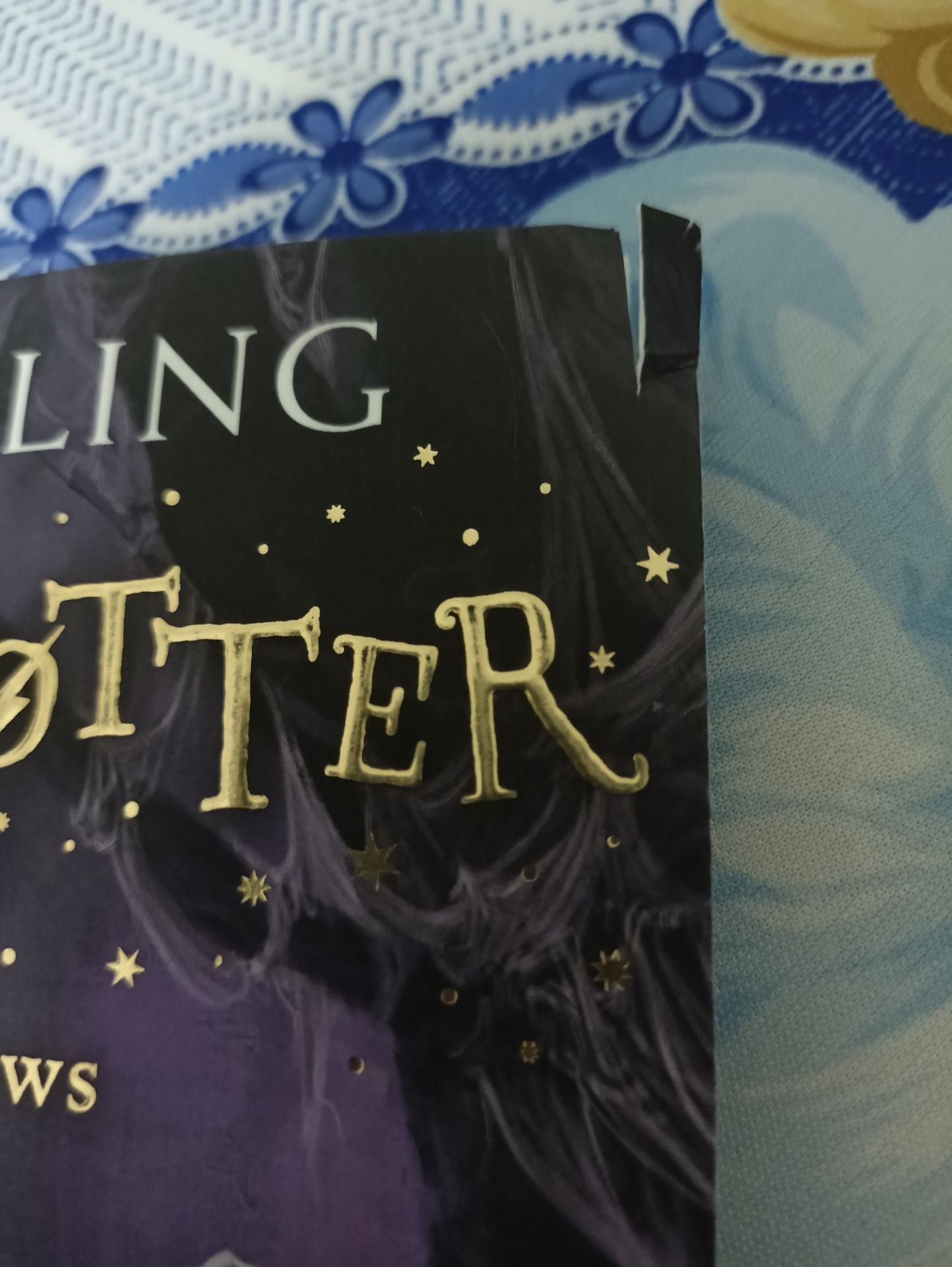 Sách rất ổn, nhưng lại bị một vài lỗi làm mình hơi không vui:
-Thứ nhất là tự nhiên lại có 1 vết rách trên góc phải phía trên của bìa như trong hình
-Thứ hai là ngay từ khi nhận, mấy trang đầu của sách có 1 vết gấp nhìn khá khó chịu, có thể là do bên đóng gói
Những lỗi này chỉ mang tính thẩm mỹ thôi, mình cũng không quan trọng lắm, được cái giao hàng rất nhanh. Mong tiki sau này nên cẩn thận hơn để khách hàng như mình có những trải nghiệm tốt nhất!