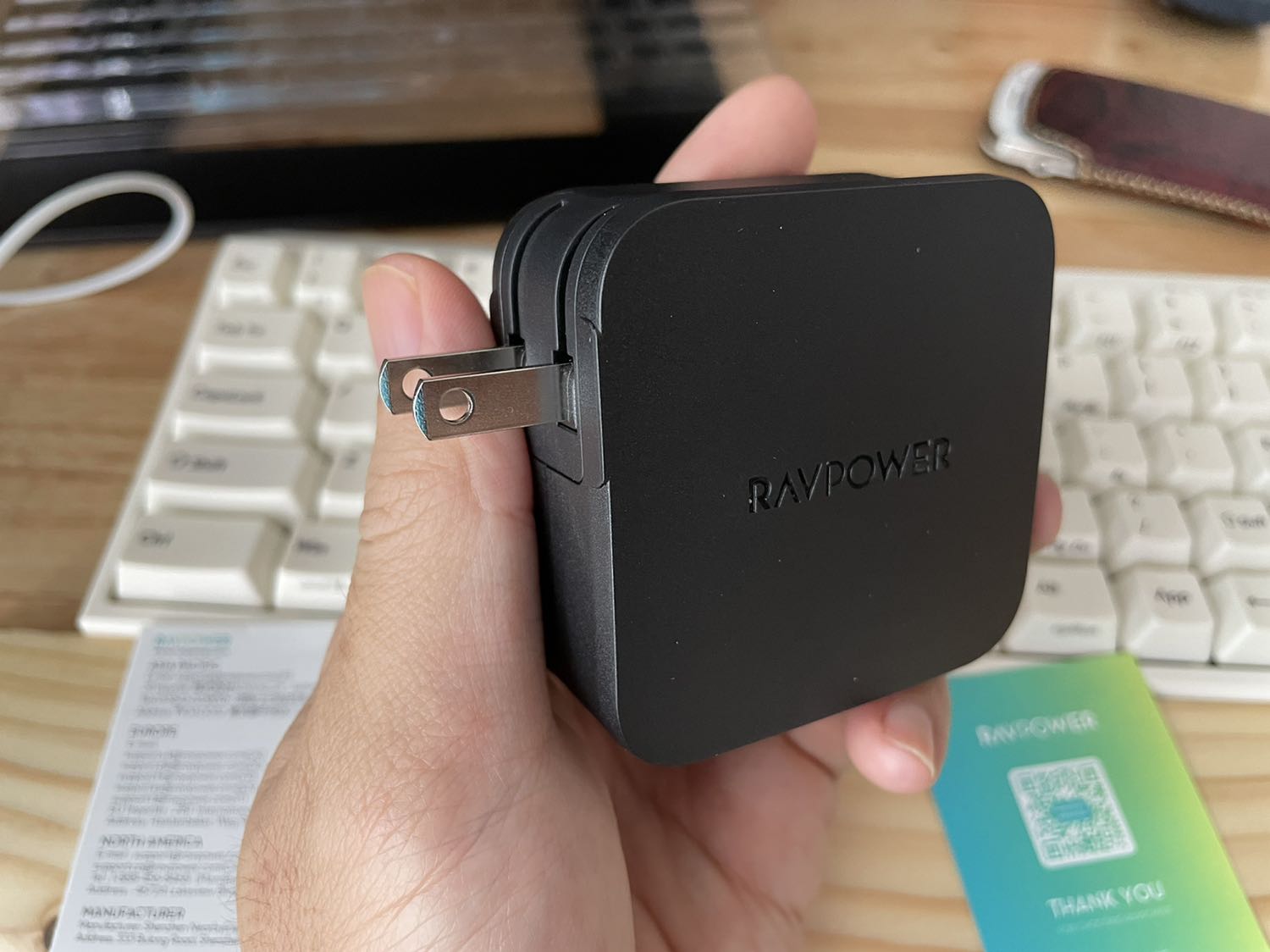 Sản phẩm làm bằng nhựa sần, hoàn thiện chắc chắn chứ không như các bạn khác nhận xét.
Nhỏ gọn nhưng cầm khá đầm tay. Chân gập chắc, đanh, cắm dính gọn vào ổ điện.
Rất đáng mua. Tikinow ship thần tốc.