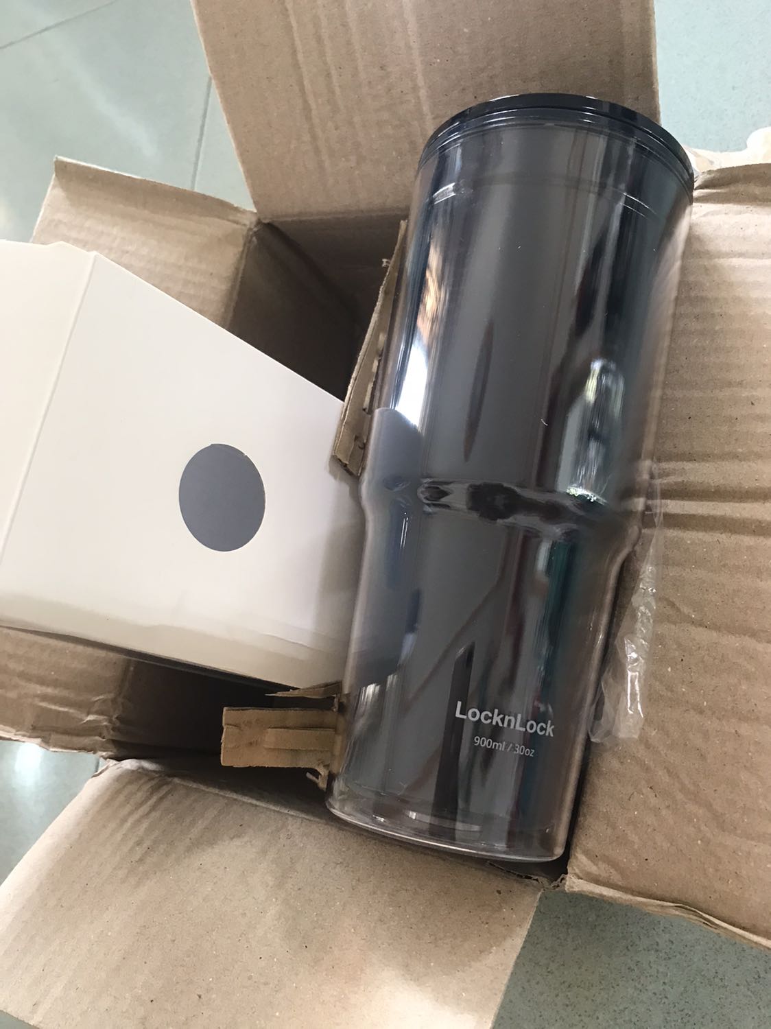 Sản phẩm ok. Tuy nhiên anh giao hàng sau khi kêu chị ơi xong là ảnh quăng kiện hàng cái vèo lên hàng rào để vào sân nhà mình mà ko đợi mình ra nhận dù kiện có ghi chú ý dễ vỡ .