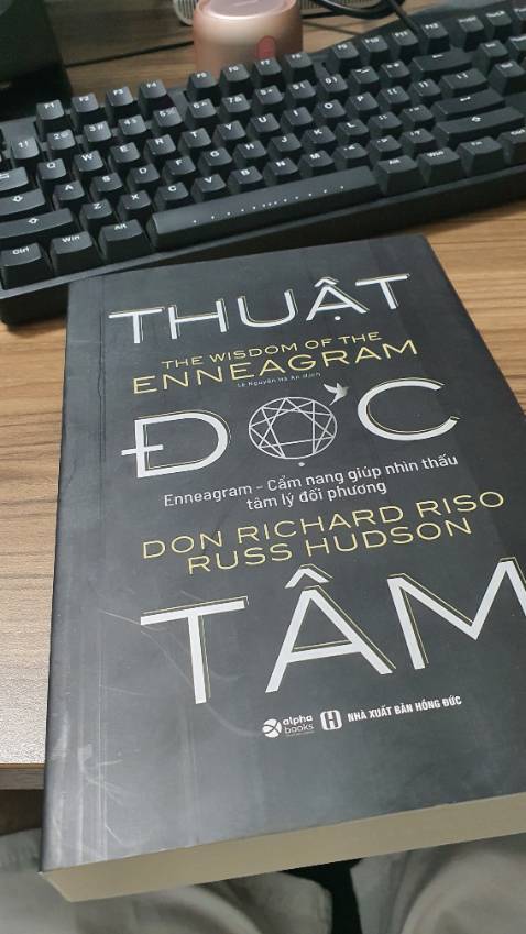 Bọc cẩn thận, chất lượng in ấn sắc nét, khổ đẹp. Đáng để mua, rẻ hơn nhiều so với nhà sách.