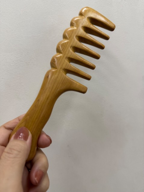 Mua luoc gỗ thưa này ưng lắm vì tóc dày dài nên rất thoai mái khi chải