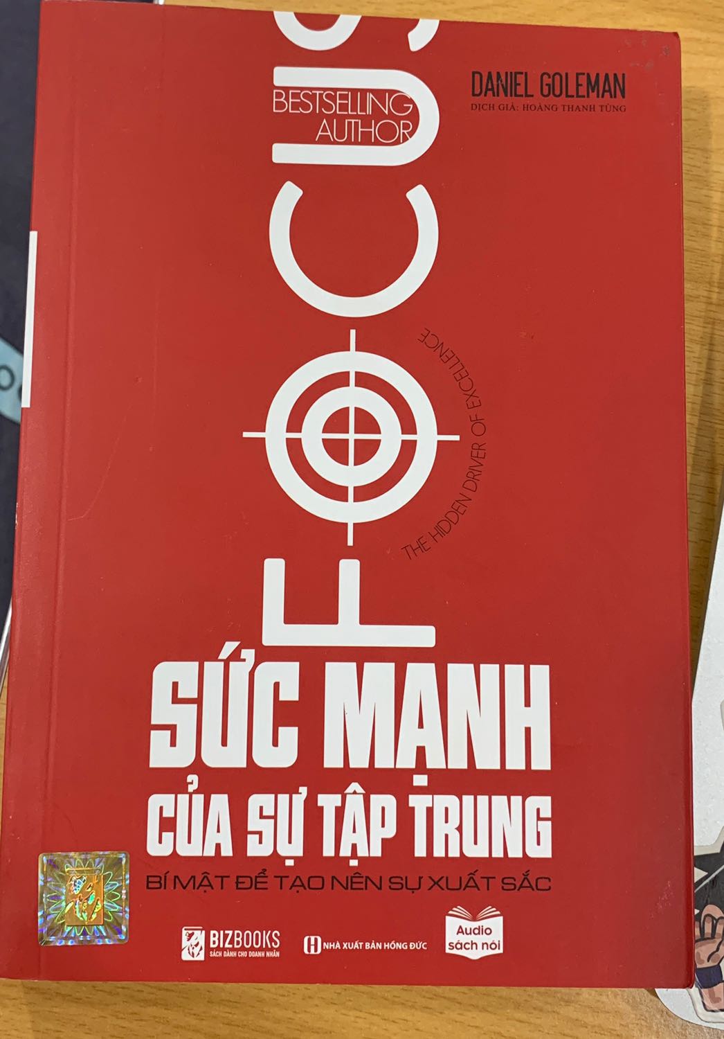 Bìa sách bụi quá trời! Bên trong in quá tệ, canh lề lệch. Rất cực kì khó chịu. Mua sách không chỉ để đọc mà cảm nhận giá trị thực tế khi cầm trên tay quyển sách. Mua của Tiki không biết bao nhiêu sách rồi mà giờ cực kì thất vọng!