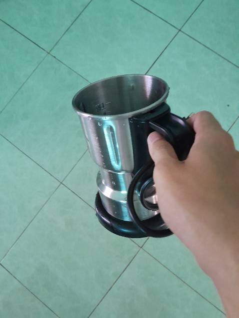 Ưu điểm :

Máy nhỏ gọn, nhẹ, tiện lợi, xay các hạt khô như tiêu, đậu phộng, đậu nành.... ví dụ xay đậu nành thì ra được mùi thơm của đậu, nhuyễn như sữa bột, nhưng các bạn nên cho ít hơn 1/3 của máy thôi,cho nhiều quá thì máy xay không nổi.

Nhược điểm : 

Hơi bất tiện trong việc vệ sinh máy vì có dây điện,hơi rườm rà

Vì là máy sử dụng cho gia đình nên công suất hơi yếu, tiếng kêu của máy có, nhưng không quá lớn, xay được 30-40 giây thì dễ bị nóng máy, nhưng như vậy là ổn rồi nên không đòi hỏi gì hơn, vẫn cho shop 5 sao để ủng hộ