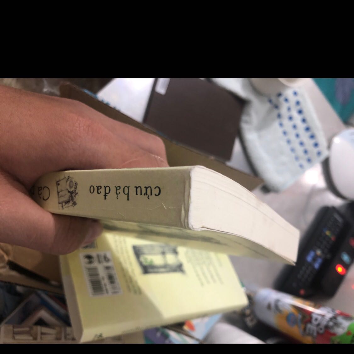 Bìa bị nhăn rất nhiều và cả chính cuốn sách cũng bị nhăn ở phần góc vài trang  thấy có vẻ bị cũ đi rất nhiều và có vết bẩn 😢😢😢