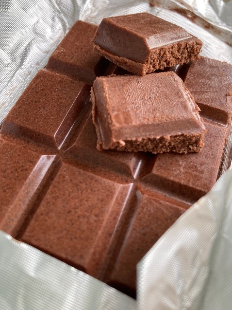 Mình thấy hong bằng sô cô la 75% và 85% của mấy bạn nha. Có thể do làm thủ công hong đều tay hay sao mà phong mình ăn không mượt mà có gì đó cợn cợn như kiểu đường hay bột sữa chưa tan?! Mình sẽ tiếp tục ủng hộ sô cô la 75% và 85%, ráng cải tiến khắc phục!