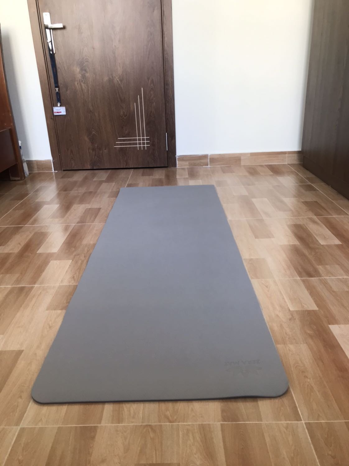 màu nhã nhặn, được tặng cái túi đựng và dây buộc yoga rất tiện
thảm dày, đàn hồi tốt, chống trượt khá tốt, dù mình tập các động tác khá là mạnh và nhanh
shop nhiệt tình tư vấn và chăm sóc chu đáo, chúc shop mua may bán tốt