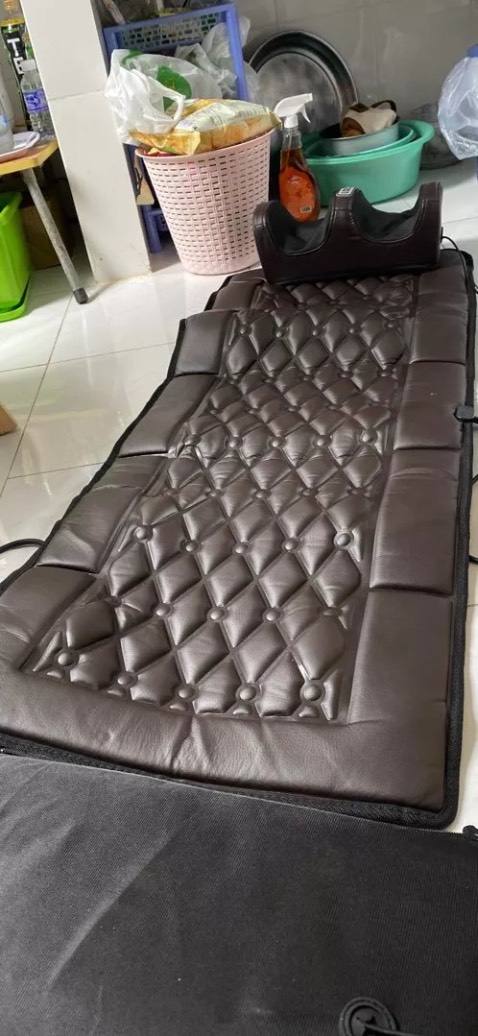 nệm massage dùng tốt, chất liệu da mềm nằm matxa thoải mái, có phần chân riêng nên sử dụng cho bắp chân hay bàn chân đều được. Gối matxa thoải mái, đỡ đau cổ vai gáy