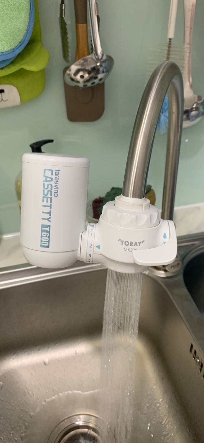 Giao hàng nhanh, có hdan bằng TV, đầu vòi đúng là khó lắp nhưng lúc trc mình đã từng lắp 1 loại khác cũng gặp vấn đề tương tự nên mn chịu khó quấn keo lụa vào sẽ khắc phục đc, lõi lọc nhỏ, csuat 600l nghĩa là nếu trung bình mỗi ngày lọc 10l thì dùng đc tầm 2 tháng còn nếu lọc nhìu hơn thì tgian sẽ ngắn lại nên chỉ thik hợp cho nhà có 1-2 ng dùng.