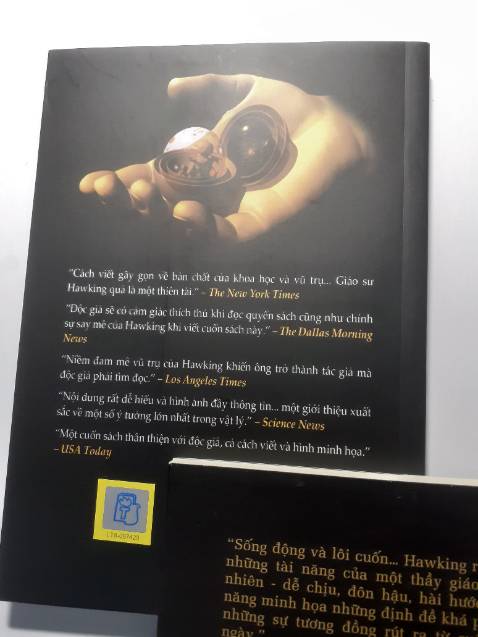 Sách mới, giấy tốt, nội dung thì chưa đọc nên không biết thế nào (mới mua). Nhưng sách của Hawking  chắc là sẽ hay lắm. Cuốn "vũ trụ trong vỏ hạt dẻ" mình mua thì còn mới tinh luôn, có bọc sách kỹ lưỡng. Nhưng còn cuốn "lược sử thời gian" thì có nếp nhăn và vài vết xước ngoài bìa, có thể là do vận chuyển, lấy hàng, hay là bảo quản sách, mà giấy bên trong vẫn còn rất mới nên mình tháy không vấn đề gì. Xem thử thì sách có hình minh họa, cuốn "vũ trụ trong vỏ hạt dẻ" thì có mấy trang minh họa màu luôn.