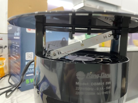 Mở hộp ra thấy hàng như này. Kính bị vỡ còn mỗi một phần ở lại, bảng led rơi cả ra. Không phải lỗi bên vận chuyển vì ko tìm thấy phần kính vỡ còn lại đâu, chắc chắn là do shop ko kiềm tra kĩ hàng lỗi hỏng vẫn đóng giao cho khách. Quá thất vọng!