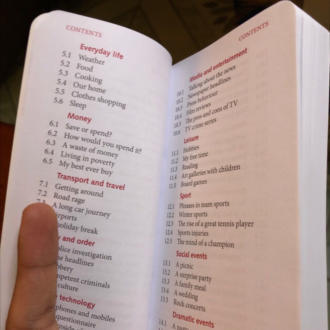 Sách Oxford thì cực hay nha mọi người ma cũng hơi đắt cho cuốn nhỏ bằng bàn tay. Nhưng mà người ta hình như cái tấm nhựa màu đỏ để che học từ vựng gòi.