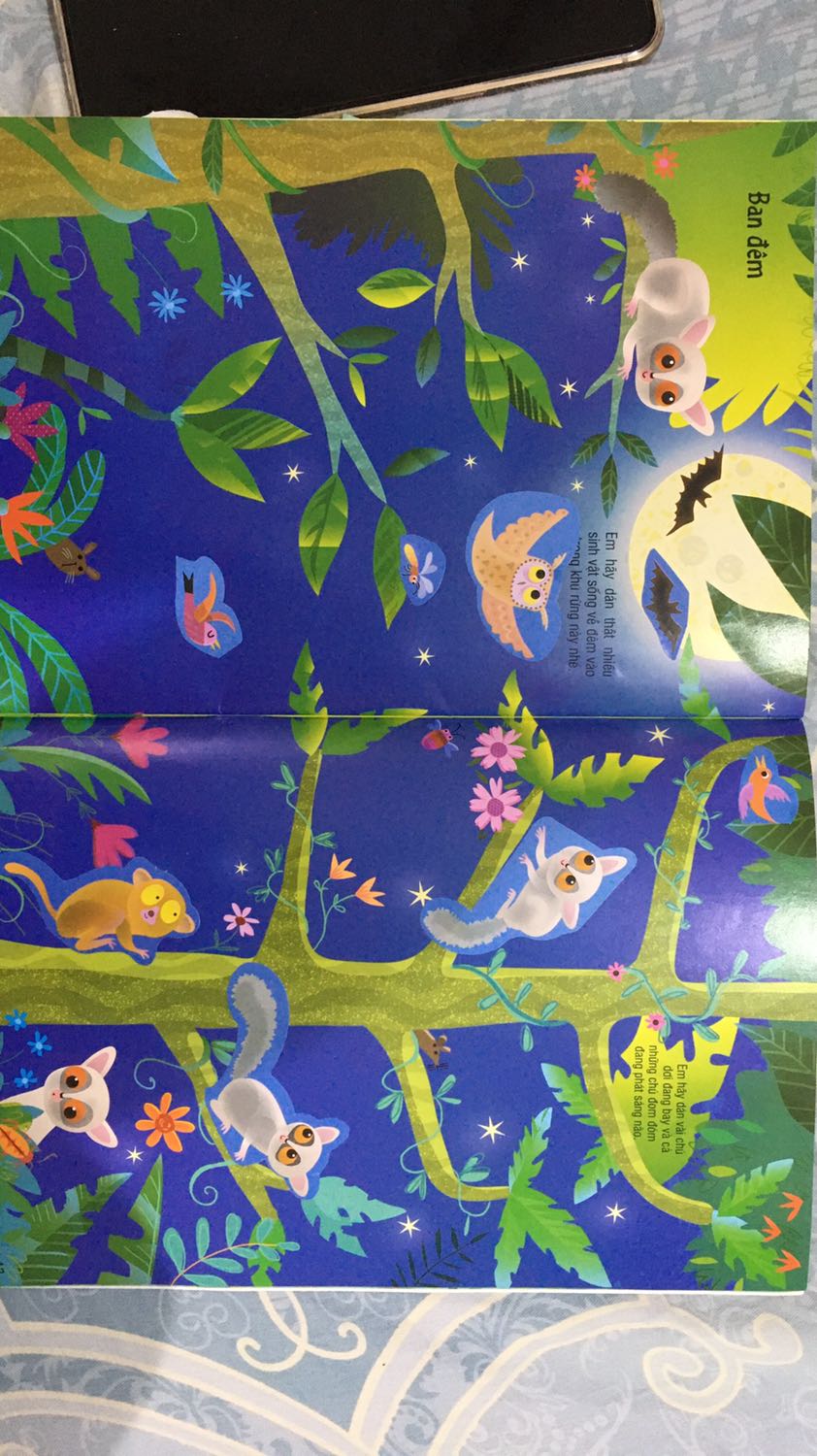 Sách đẹp, hình dán nhiều và đẹp. Tuy nhiên thông tin rất nghèo nàn, chỉ dán và dán, không có chú giải, hướng dẫn gì khác. Trẻ có hỏi con này con gì thì người lớn cũng bó tay không biết giải thích sao. Cái này chỉ phù hợp trẻ 1-2 tuổi bóc dán chơi chứ không phải cần nhiều thông tin như trẻ 3-8 tuổi như sách quảng cáo.