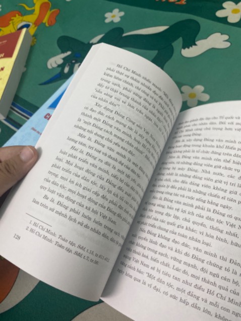 Sách đẹp, mới. Không bị rách hay hu hỏng gì bên trong. Giao nhanh