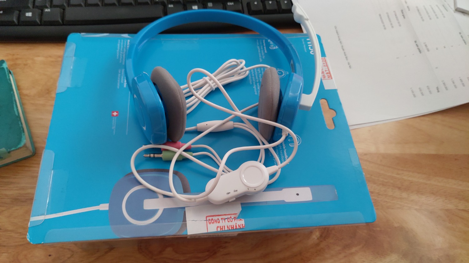 mục đích là dùng để nghe và ghi âm học ngôn ngữ sau vài ngày mình thấy âm thanh nghe được, mic thu tiếng cũng được, gg translation nghe đc mình nói và giá tiền phù hợp, à mà bởi vì mình dùng trên máy tính để bàn do đó chọn sp này khi có 2 dây giắc riêng và thực tế như nói ở trên recording ổn.  ( ngoài ra mình ko có nhu cầu sử dụng tai nghe này với điện thoại, đem di di chuyển mọi nơi, chỉ sd với pc do đó ko có gì để nói khi kết hợp tai nghe với smartphone) 
- thêm nữa, mình mua với giá của chiếc màu xanh ( ko phải #1 xanh - giá 254k) chênh nhau 30k, thấy khi giao hàng ra ngoại thành HN là tikinow và mình ko phải trả thêm phí gì khác, hoàn toàn okay. 
- Khi bóc hộp chỉ có tem niêm phong và tem bảo hành của đơn vị ( phân phối tại Việt Nam - maybe ) như ảnh chụp do vậy, chả có gì nhiều để nói đây là sp chính hãng Logitech hay ko. tạm thời ở mức độ giá cả và dịch vụ đã nhận + thêm đã đáp ứng đc nhu cầu, thì việc chính hãng hay ko, để có duyên thì tìm hiểu thêm sau. mục đích là dùng để nghe và ghi âm học ngôn ngữ sau vài ngày mình thấy âm thanh nghe được, mic thu tiếng cũng được, gg translation nghe đc mình nói và giá tiền phù hợp, à mà bởi vì mình dùng trên máy tính để bàn do đó chọn sp này khi có 2 dây giắc riêng và thực tế như nói ở trên recording ổn.  ( ngoài ra mình ko có nhu cầu sử dụng tai nghe này với điện thoại, đem di di chuyển mọi nơi, chỉ sd với pc do đó ko có gì để nói khi kết hợp tai nghe với smartphone) 
- thêm nữa, mình mua với giá của chiếc màu xanh ( ko phải #1 xanh - giá 254k) chênh nhau 30k, thấy khi giao hàng ra ngoại thành HN là tikinow và mình ko phải trả thêm phí gì khác, hoàn toàn okay. 
- Khi bóc hộp chỉ có tem niêm phong và tem bảo hành của đơn vị ( phân phối tại Việt Nam - maybe ) như ảnh chụp do vậy, chả có gì nhiều để nói đây là sp chính hãng Logitech hay ko. tạm thời ở mức độ giá cả và dịch vụ đã nhận + thêm đã đáp ứng đc nhu cầu, thì việc chính hãng hay ko, để có duyên thì tìm hiểu thêm sau.