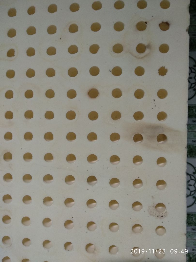 Nệm mới mua về đã như thế thật sự là rất không hài lòng, cảm giác nệm không được mới. Nệm này cũng rất nặng mùi :(