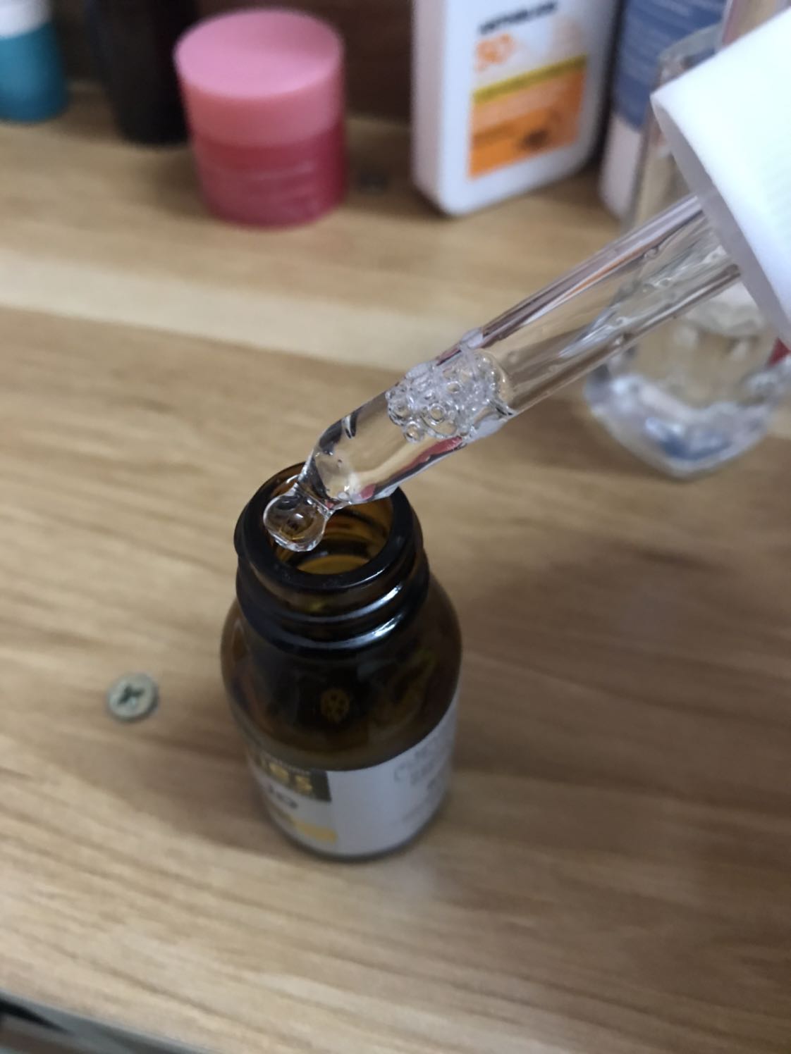 Giao hàng nhanh. Chất sản phẩm lỏng, trong suốt nhé. Bôi lên da thì hơi dầu dầu, cảm giác khó thấm nên chỉ nên dùng 1 bước này thôi, không layer được thêm sản phẩm khác. 
Nghe đồn dễ oxi hoá nên phải chiết ngay ra chai nhỏ để dùng. Mọi người nên bóp cho ít không khí bên trong nhất có thể rồi hãy đóng nắp đỡ bị oxi hoá hơn