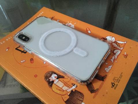 Mua được cái ốp rất ưng ý. Cảm giác bấm và cằm nắm rất sướng. Ốp nhìn chắc chắn, ôm chặt máy. Chỉ có cái là logo quả táo của iphone xs nó nằm lệch bên trên không vào được trung tâm của vòng tròn. Mà cũng chịu thui, do vòng tròn từ tính của máy nằm ở giữa. Nên vòng tròn của ốp vậy là chuẩn rồi. Cho 5* cho 1 sp chất lượng