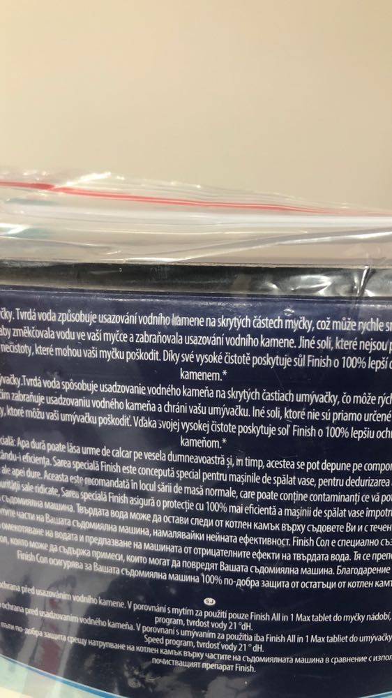 Muối bị rớt ra ngoài hộp đựng, miệng hộp bị hở