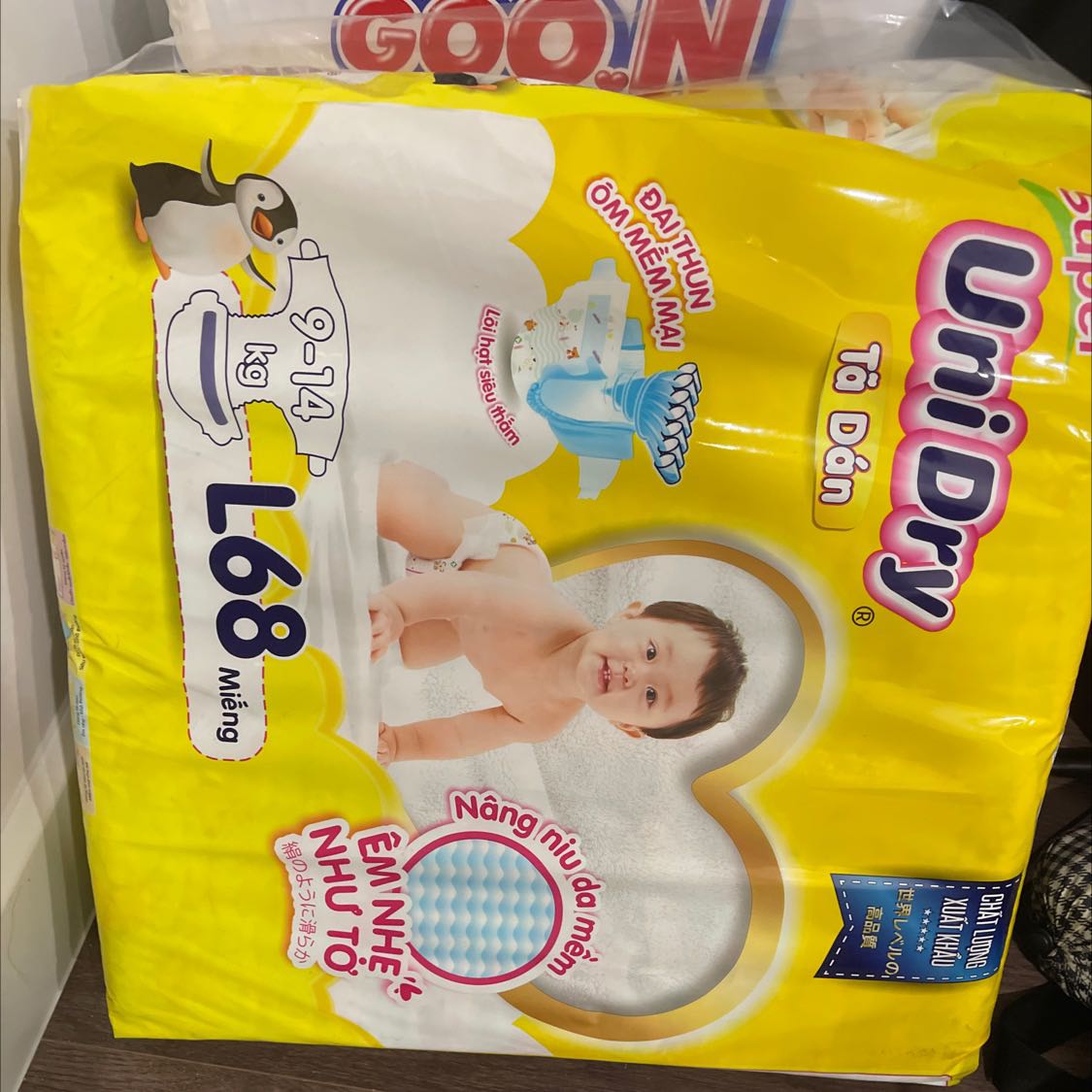 Tã mua cho con xài thử, mình xài hết rồi, chưa kịp chụp hình nhưng mà sử dụng rất ổn vì chất liệu thiên nhiên cao cấp. Giá có cao hơn các loại khác nhưng đáng tiền, có điều phần quai dán làm màu trắng nên hơi khó nhìn, nên làm màu khác cho dễ nhận ra Tã mua cho con xài thử, mình xài hết rồi, chưa kịp chụp hình nhưng mà sử dụng rất ổn vì chất liệu thiên nhiên cao cấp. Giá có cao hơn các loại khác nhưng đáng tiền, có điều phần quai dán làm màu trắng nên hơi khó nhìn, nên làm màu khác cho dễ nhận ra