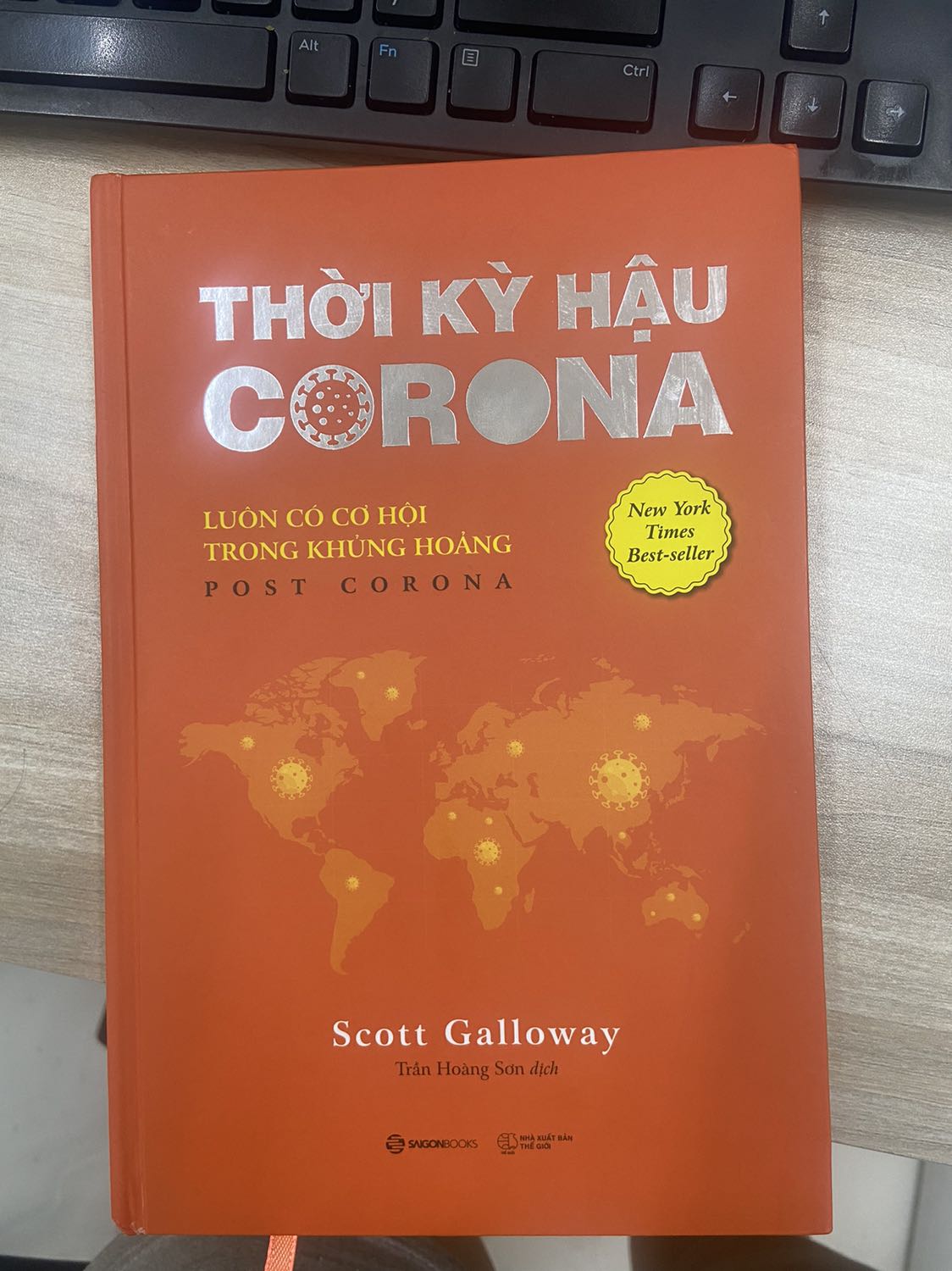 Có phải bạn đang muốn tìm cách kinh doanh sau dịch?
Cuốn này không trả lời được câu này đâu mọi người. Nó chỉ nói về nhận định của tác giả về dịch và phỏng đoán sau dịch thôi, về vĩ mô không phải vi mô. Tác giả là giáo sư thương hiệu của trường đại học Mỹ nên tập trung về hướng nền kinh tế và giáo dục. Có phân tích về the four (amazon, apple, ***, google) khá hay. Ai muốn tham khảo một cái nhìn từ chuyên gia thì có thể tham khảo. Còn tìm hướng buôn bán thì không cần đọc nha. Chúc mọi người đọc sách vui vẻ
