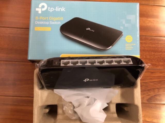 Switch TP-Link 8 cổng chạy được cả ngày ko thấy giật lag tí nào ( đang dùng cáp quang Viettel 35mb ) 
Switch cắm là chạy luôn nên không cần cấu hình qua web nha mọi người. Nó khá nhẹ, phù hợp với vị trí thoáng mát do vỏ switch làm bằng nhựa nên dễ nóng nếu đặt vị trí quá chật. 
Cảm ơn Tiki đóng gói và giao nhanh lắm.
