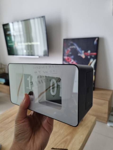 Đồng hồ chạy tốt, đẹp, mình rất thích. Ban đầu mình nhận đồng hồ bị lỗi không chạy nên yêu cầu đổi trả, nhưng có thể chỉ là do hết pin thôi mà lúc đó mình không biết. Tuy nhiên shop vẫn hỗ trợ mình rất nhiệt tình, gửi cho mình đồng hồ mới khác luôn kèm pin nữa. Rất hài lòng với sản phẩm và cả dịch vụ! :)