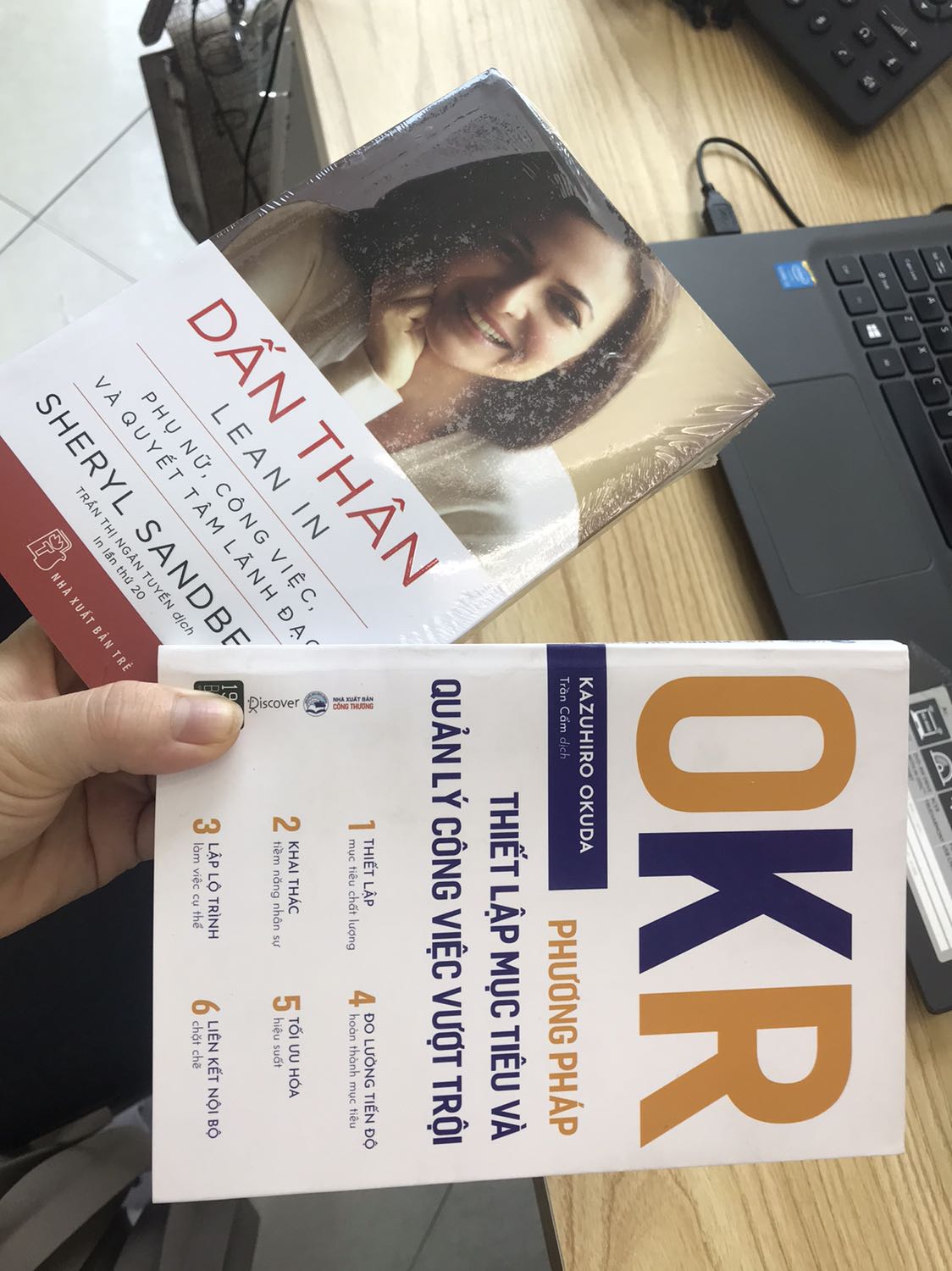 sách bẩn, quyền Dấn thân có bookcare nên xé nilon ra có thể dùng được, quyển còn lại không có bookcare nên chất bẩn bám trực tiếp vào bìa sách, không tẩy được, để nghị đổi quyển khác