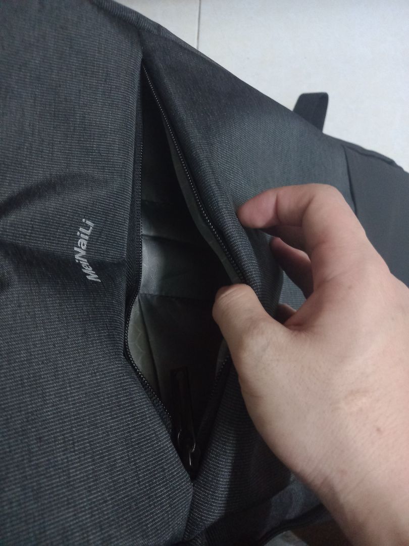 giao hàng lỗi cho khách. hình ảnh 1 đằng, hàng nhận về 1 nẻo. trên hình là 3 ngăn kéo khóa tròn và 1 ngăn kéo khóa ngang. nhưng thực tế chỉ có 2 ngăn kéo khóa tròn, 1 ngăn kéo khóa ngang. rồi ngăn kéo khóa ngang thiết kế như này dùng sao??