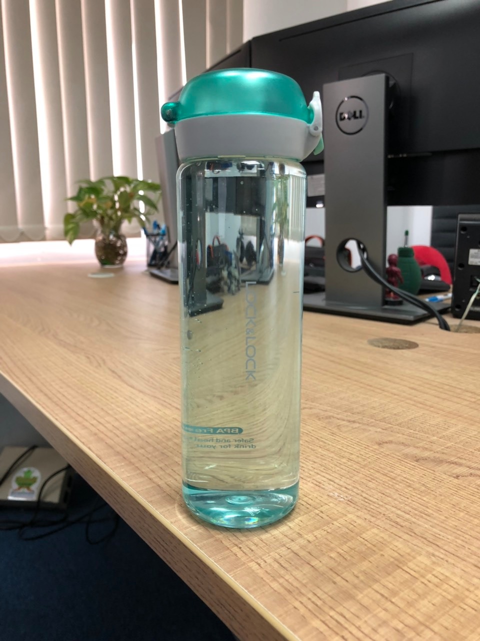 Bình có màu sắc rất dễ thương, (nếu có thêm màu hồng chắc mình mua 2 cái luôn quá). Bình cầm nhẹ tay nhưng lại rất chắc chắn.Dung tích bình 550ml, chứa được lượng nước vừa phải, có thể bỏ vào túi xách mang đi được nhiều nơi. Nói chung cực kỳ hài lòng. Nhìn bình là muốn uống nước liền.