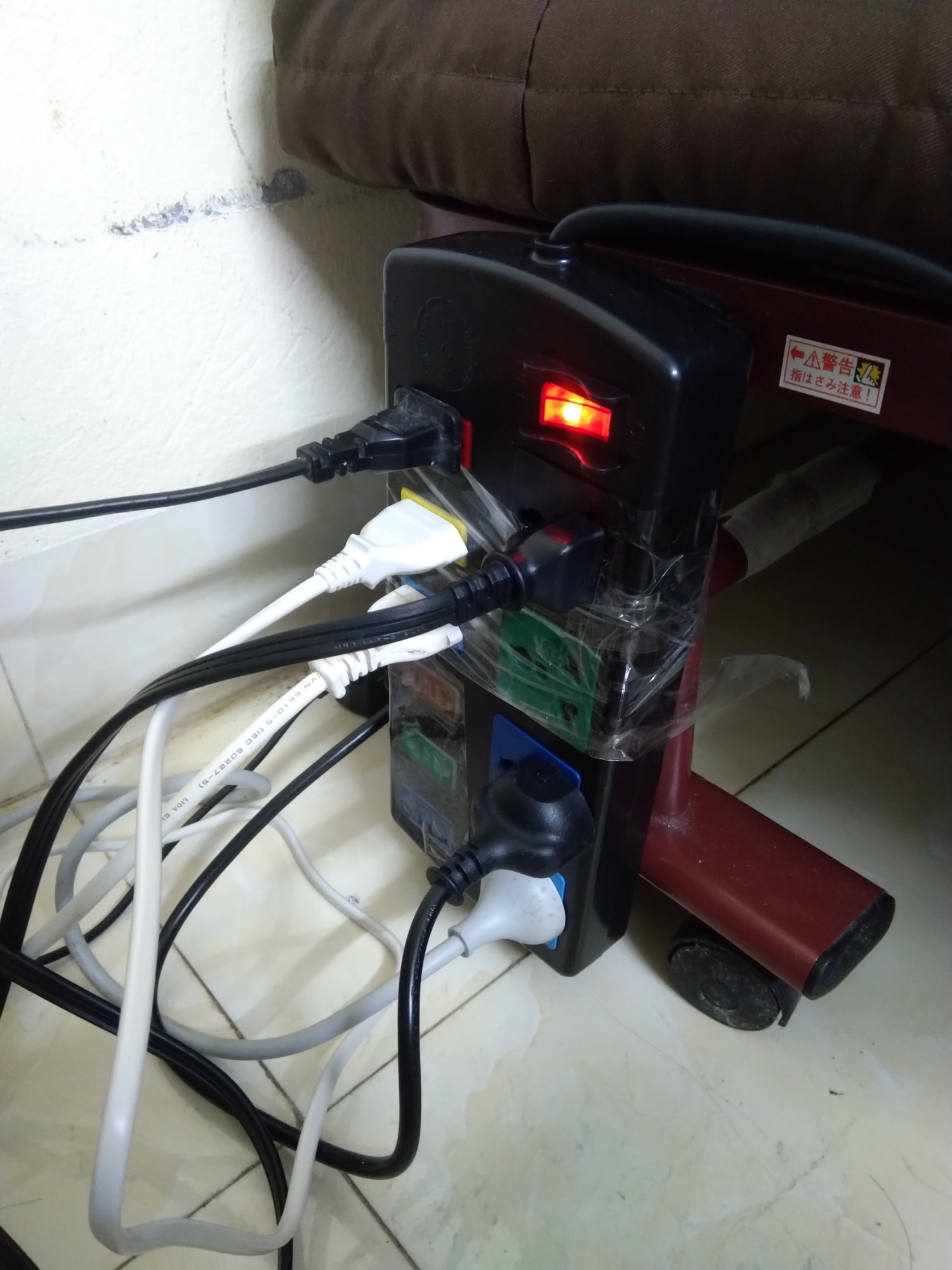 Mấy cái lỗ sắt nhô lên cao, do vỏ nhựa mỏng, nếu chạm tay vào thì sờ ngay vào kim loại. Đã ốp, cắm cố định vào vị trí ít tiếp xúc với người và cuốn thêm băng keo. Tuyệt đối không mua sản phẩm này nếu nhà có trẻ nhỏ