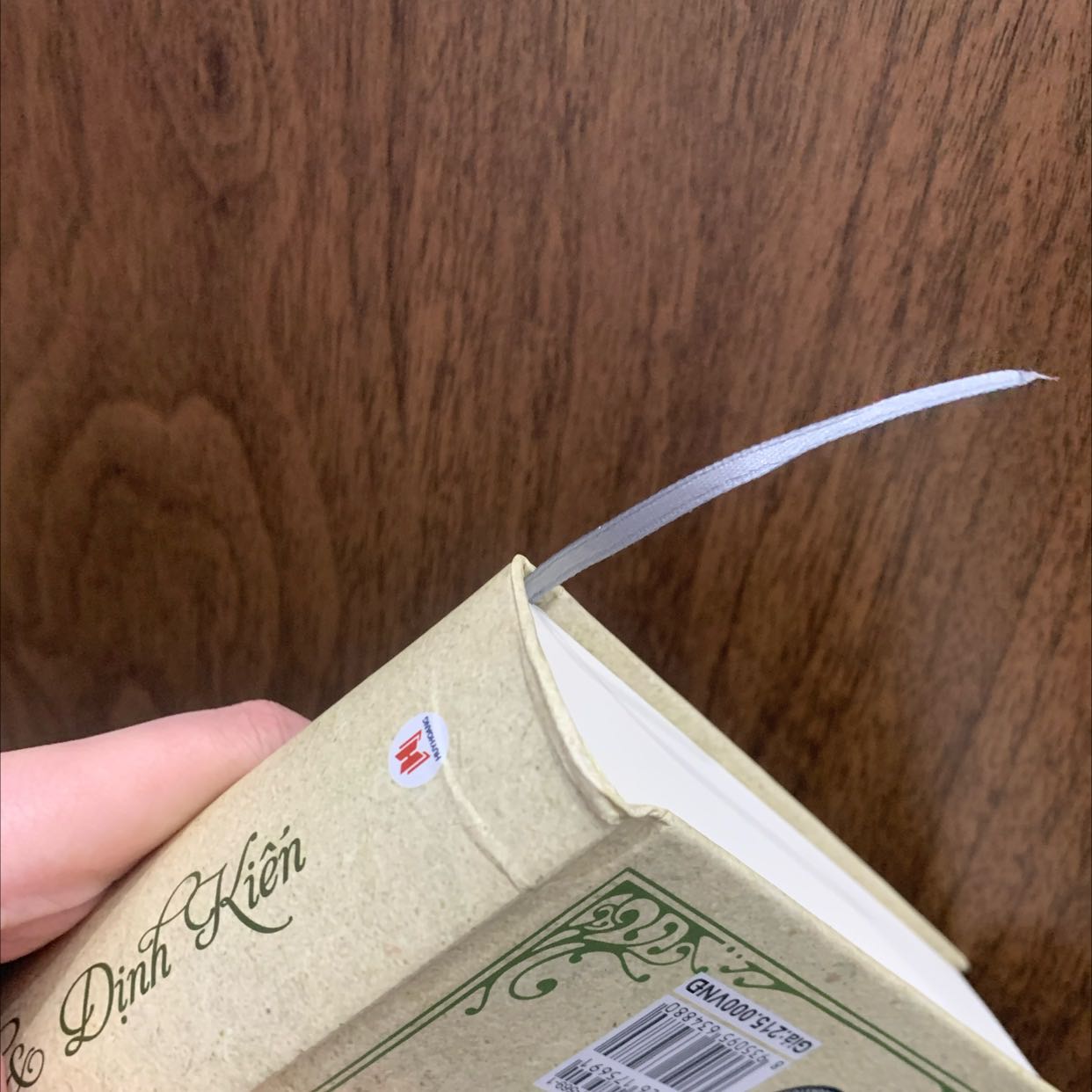 bìa sách hơi bị móp méo , mong tiki khắc phục khi đóng đơn