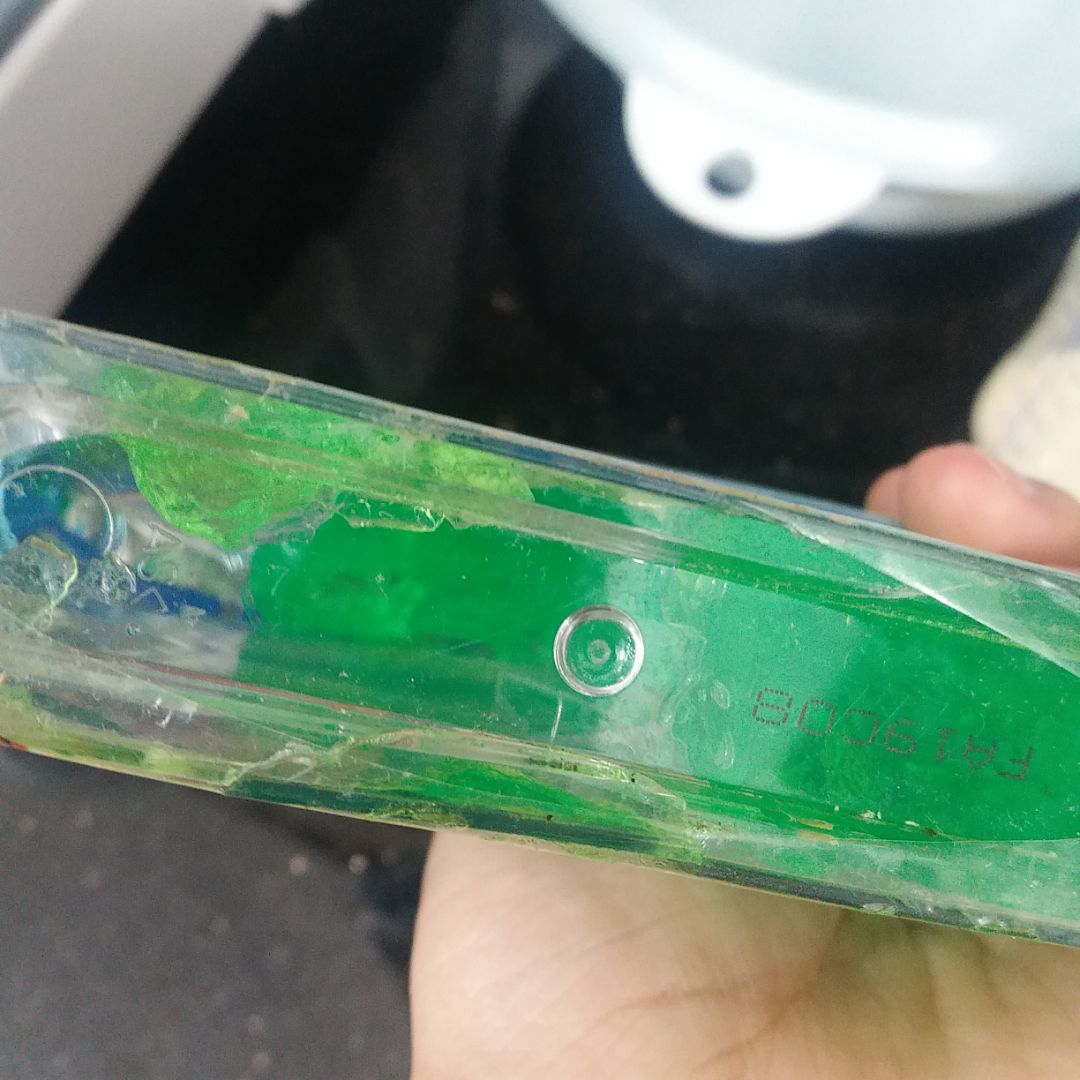 Lần đầu tiên mua phải shop *** đảo trên tiki, chả đáng bao nhiêu tiền nhưng mang bực vào người vì đang cần dùng. Hàng chắc kiểu tồn kho cũ bẩn, thân nhựa vỡ bung, nắp & màng nhôm bật tung ra, gel thì rơi rụng ra ngoài gần nửa, chả còn mùi gì nữa. Nói chung là vứt vào xọt rác. Ngoài tiki trading chắc chả dám mua hàng shop khác trên tiki.