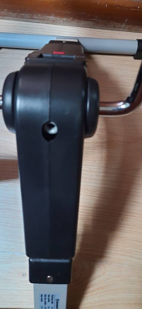 Sản phẩm giao thiếu chi tiết, là bộ phận điều chỉnh lực cản và tốc độ đạp chân (xem ảnh kèm theo). Đề nghị nhà bán gửi bổ sung chi tiết còn thiếu hoặc đổi sản phẩm khác có đầy đủ chi tiết như trong Catalogue! Xin cảm ơn