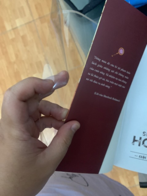 Giao nhanh, nhưng chất lượng bookcare hơi tệ (hình cuối), sách vẽ siêu đẹp và sinh động. Nội dung thì chưa cuốn lắm nhưng có mấy khúc Watson mê Sherlock cũng cutie. Chiếc sách khá ok cho người mới bắt đầu đọc thể loại này