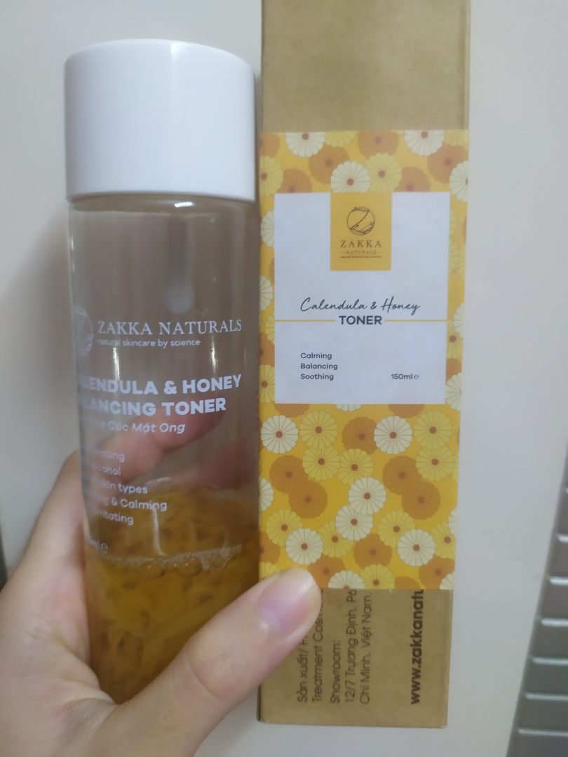 Toner hoa cúc: mùi thơm dễ chịu, nghe như mùi trà hoa cúc. Và đặc biệt ko có cồn, phù hợp với đứa da nhạy cảm như mình. Cấp ẩm ổn, nhưng có vẻ xài hơi hao xí. 
Sữa rửa mặt hoa cúc: dạng bọt siêu tiện đối với những đứa lười tạo bọt như mình, mùi thơm, phù hợp với da sida như mình hihi. Vì được dùng ở spa nên mình bị mê đắm đuối và rước về dùng, đến giờ xài chắc cũng được 5 chai đã hết rồi