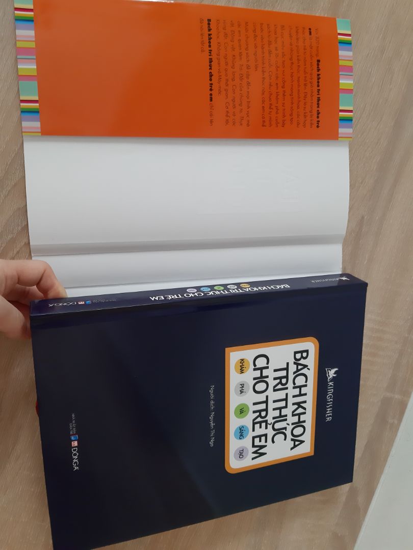 nội dung sách thì ok rồi đó. Nhưng cái kiểu quảng cáo đưa hình bìa sách không thực tế! vì cái bìa đẹp bên ngoài chỉ là tờ giấy rời bao bên ngoài "cho vui" hay sao ấy, còn cái bìa đen thui kia mới đúng là bìa đi theo sách. Đề nghị đăng hình rao bán đúng thực tế.