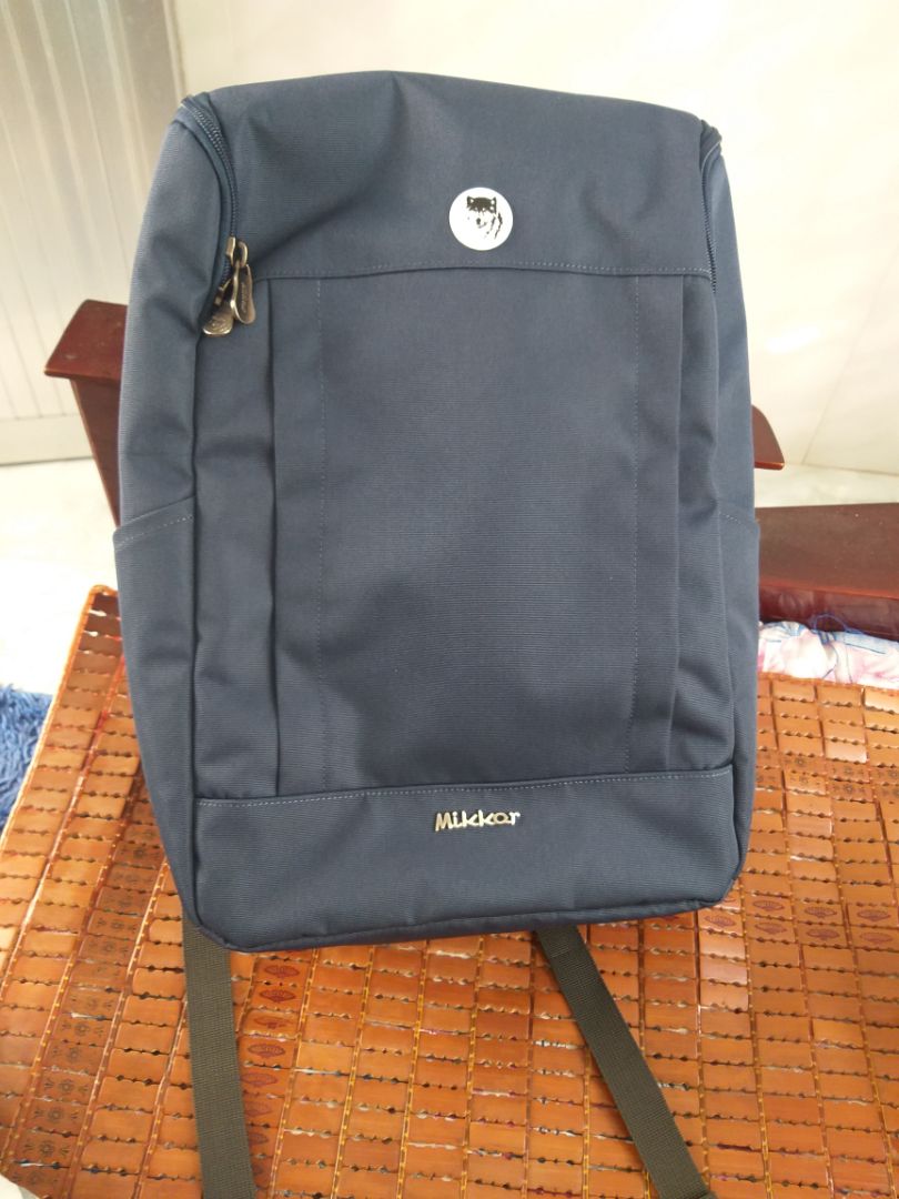 Balo đẹp, chắc chắn, màu sắc thì phù hợp với người trẻ; ngăn chứ đồ rộng, cao, để laptop 16 inch vừa, có nhiều ngăn phụ bên tròn. Hai bên có chỗ để nước. Mặt sau có chỗ lướt đệm xốp thoát hơn, không có cảm giác bí bách khi đeo lâu. Nhược điểm duy nhất là chỉ có duy nhất một ngăn lớn có khoá kéo. 
Nói chung là đồ của Mikkor mình xài khá lâu và nhiều rồi, giá cả đi kèm với chất lượng nên mọi người cứ yên tâm chọn mua. Tiki có nhiều khuyến mãi nữa để tiết kiệm lại giao hàng nhanh