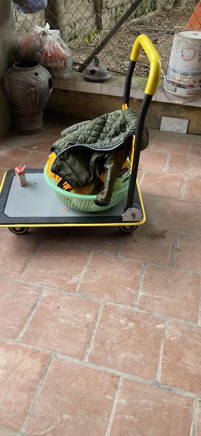 Xe đẩy khá nhẹ, nhưng mà khi lắp bốn bánh ( không có giấy hướng dẫn tháo lắp). Mình cũng hơi tiếc vì xe không có phanh, nên khi bê đồ lên xe phải có người giữ, nếu không thì sẽ tự Ý di chuyển về những hướng mà mình không mong muốn.