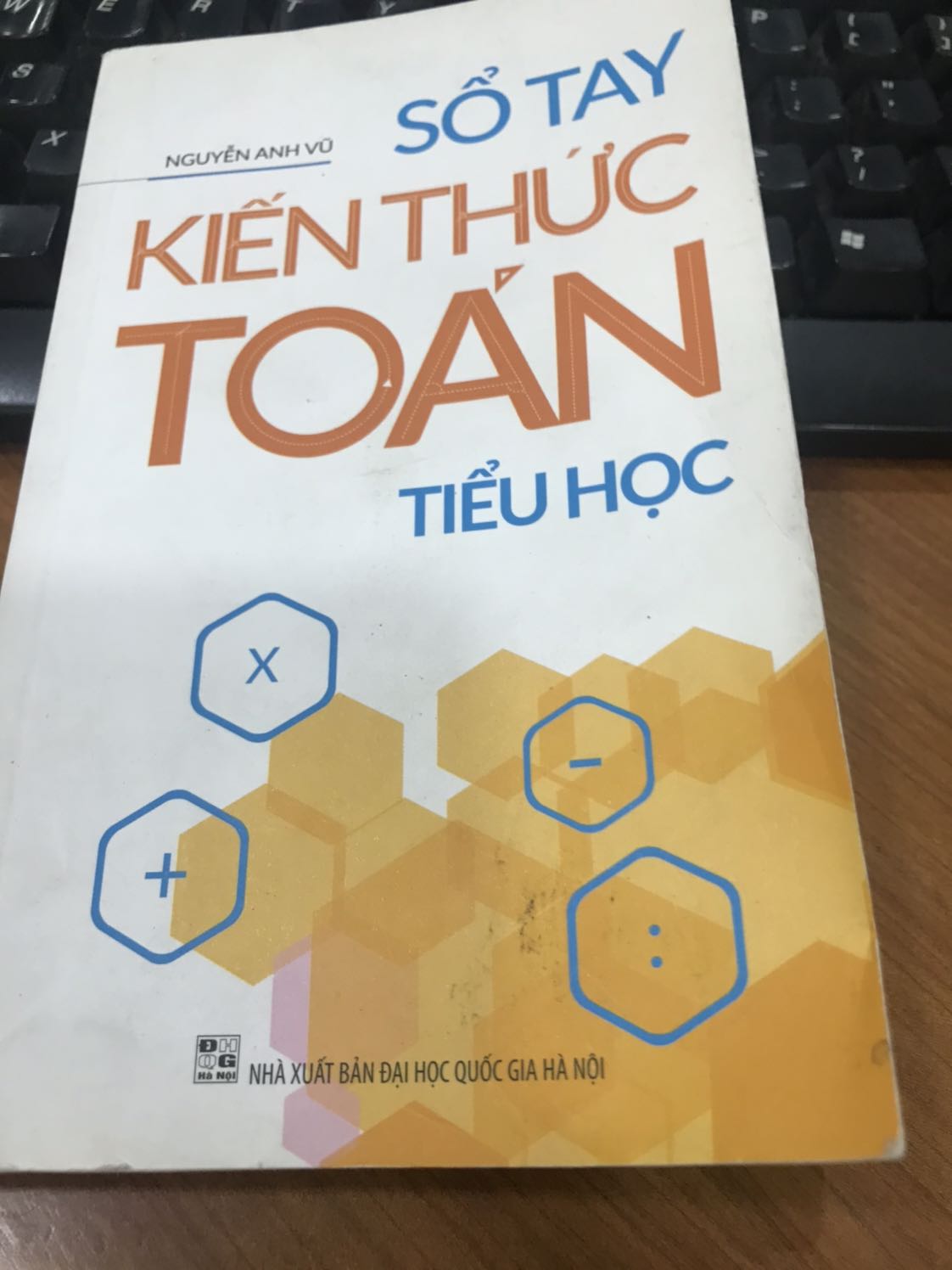 Mình mua hàng tiki khá nhiều nhưng đây là lần không hài lòng nhất. Sách nhận cũ, bẩn. Ko hiểu bạn sắp hàng nghĩ gì khi chọn quyển này