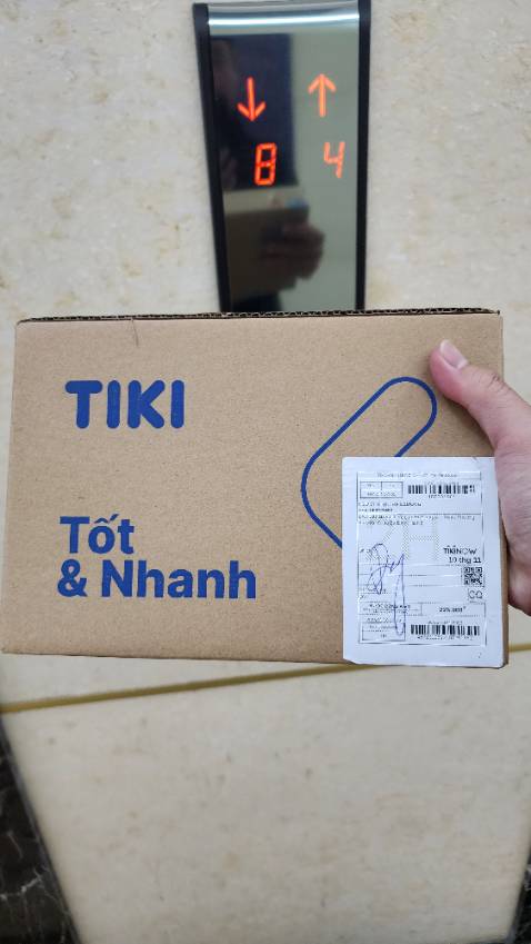 Sách đóng gói tốt. Có vỏ bìa ngoài đẹp. Do k check kỹ nên ban đầu tôi tưởng đóng gói lỗi gáy và đánh giá 1 sao. Các bạn tiki đã xử lý tình huống này rất nhanh. Tôi xin lỗi vì làm phiền các bạn. Dịch vụ xử lý sự cố tốt thật sự. 

Tôi chưa đọc 1 dòng nào trong cuốn sách nhưng sự cố nhỏ này khiến tôi thấy phải viết ra cảm xúc này.

Trân trọng cảm ơn.