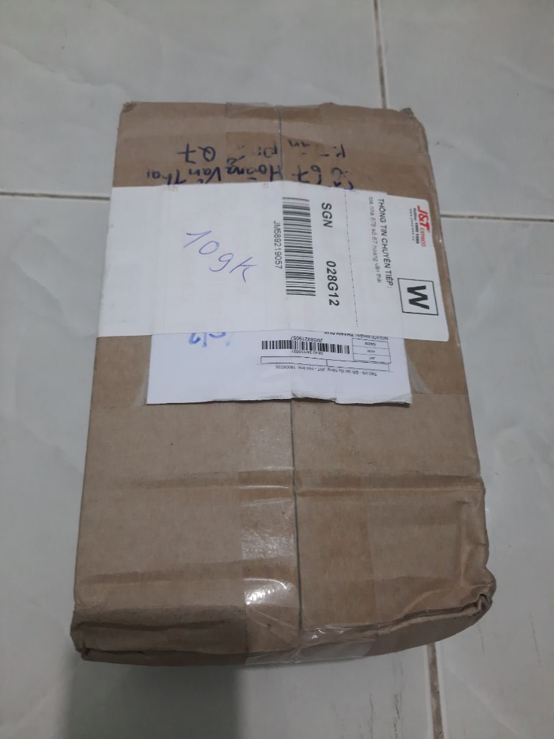 hàng đúng mẫu ... nhưng giao hàng không đúng ngày nên gây khó khăn cho người nhận. mong tiki khi giao hàng trước ngày dự định hãy thông báo cho khách hàng biết trước để nhận hàng dễ hơn ( ở cty thì giao ở nhà, khi ở nhà thì giao ở cty ??? )