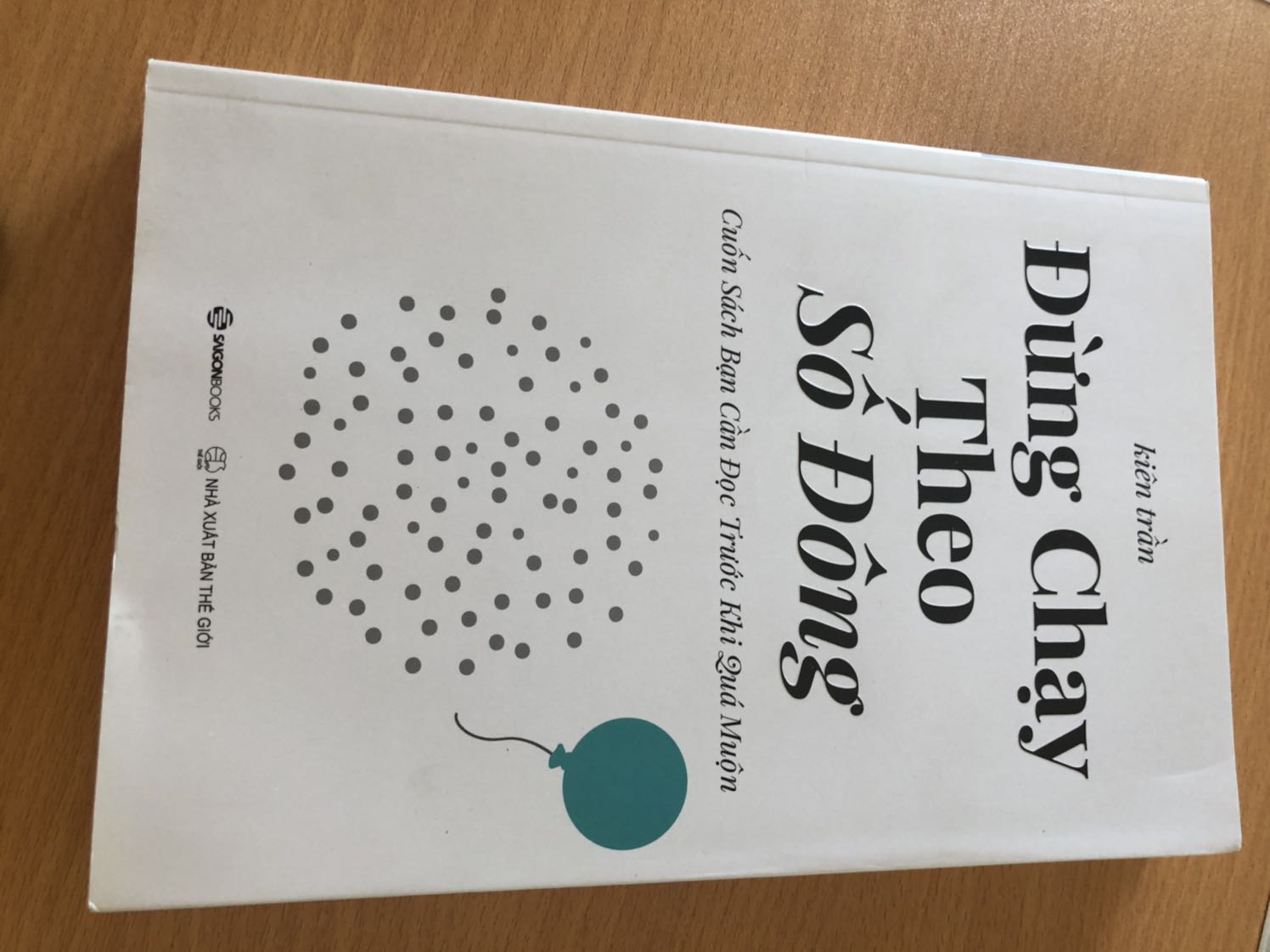Đề nghị tiki nên xem xét lại các khâu đóng gố hàng và vận chuyển
Mình mua sách mới mà như sách cũ
Vừa nhăn nhó bẩn gáy không chỉ một cuốn mà đến tận 2-3 cuốn trong một đơn hàng(mua 6 cuốn) 
Đề nghị bộ phận cskh của tiki nên xem xét và xử lí
Không chỉ riêng mình mà nhiều người cũng nói tiki ngày làm ăn càng tệ
Đóng góp chân thật thì có bao giờ duyệt