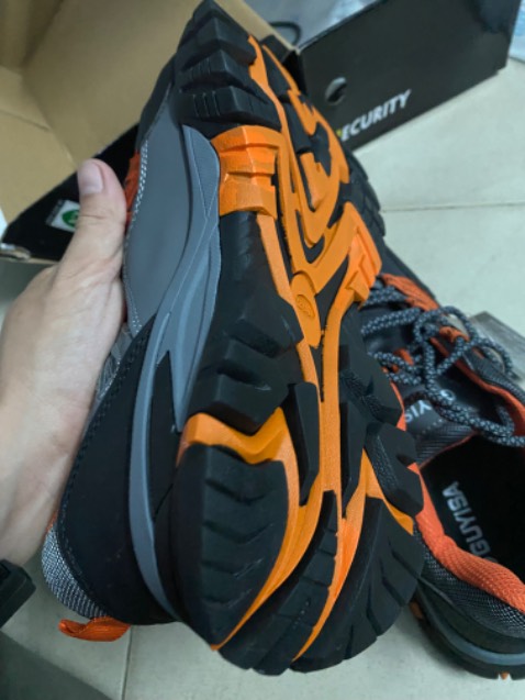 Đã nhận được hàng và cho đánh giá sơ bộ:
1.thời gian giao hàng xử lý sản phẩm của tiki quá lâu đặt hàng từ hôm 13 mà tới 17 mới tới, và giao lúc 18h00 thì quá bất tiện cho người làm việc văn phòng 
2. - sản phẩm thì mẫu mã sẽ giống quảng cáo nhưng chất lượng hoàn thiện thực sự chưa tốt. Với giá sản phẩm cũng không rẻ nhưng mức độ hoàn thiện về đường keo quá mất thẩm mỹ. Shop xem lại 
- đế lót giày quá mỏng. Có thể tự thay thế lót mới.
3. Về độ bền sẽ cho cập nhật trong thời gian tới.