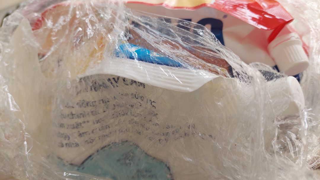 nhận hàng là thấy bực rồi nắp thì không quấn keo, vặn nắp không chặt để chảy ướt cả bọc lan qua cả bịch nước giặt. thùng thi móp méo còn rách nữa chứ. chăc chẳng mua hàng này ở tiki thêm lần nào nữa