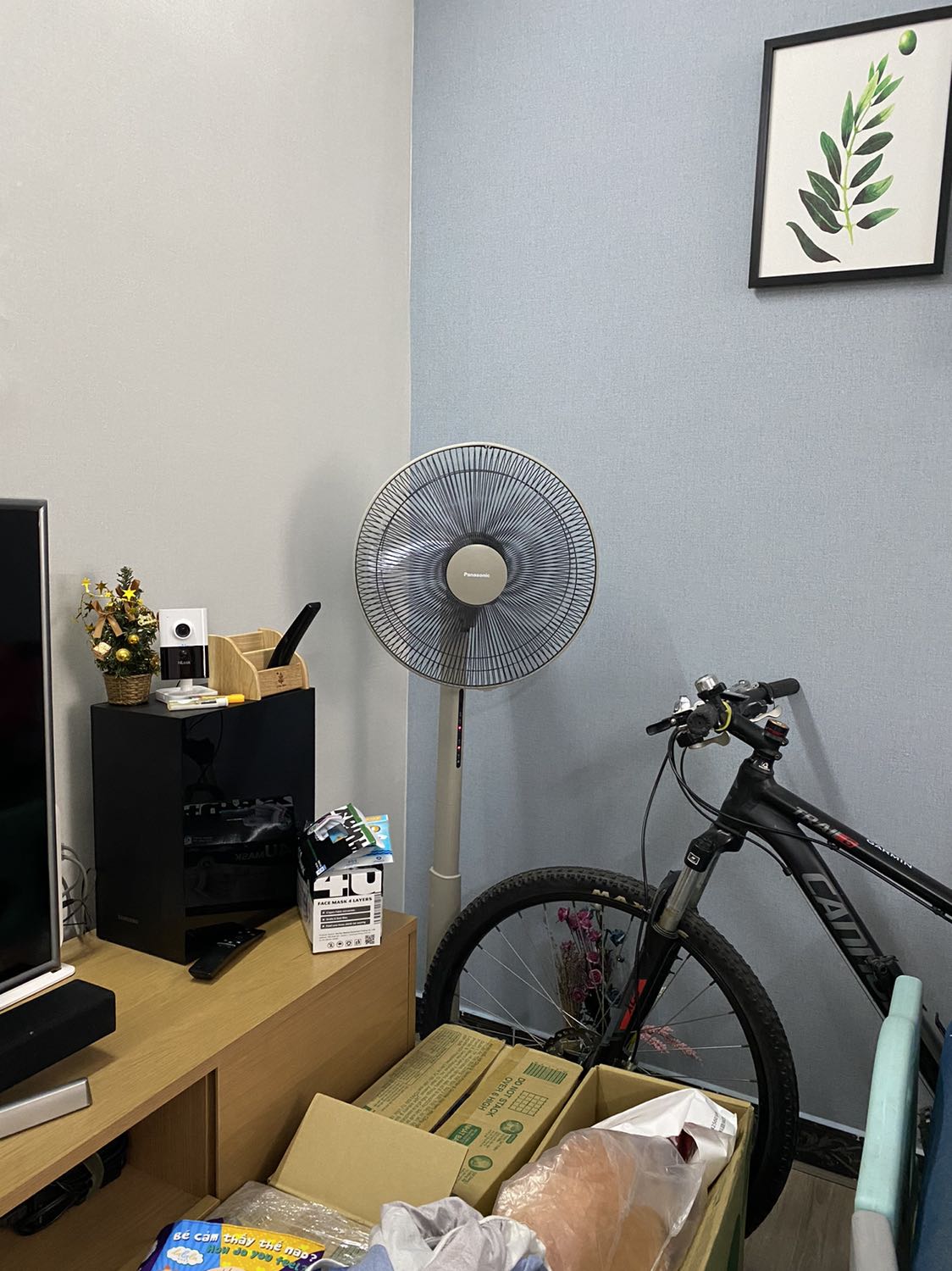 Kiểu dáng đẹp, chạy êm.quạt khá cao nên để phòng khách ok, ko phù hợp với phòng ngủ nhỏ. 
Giao hang nhanh tuy nhiên hàng làn này ko thấy có hoá đơn. Cho hỏi bảo hành thì tính thời gian như thế nào nhỉ ?