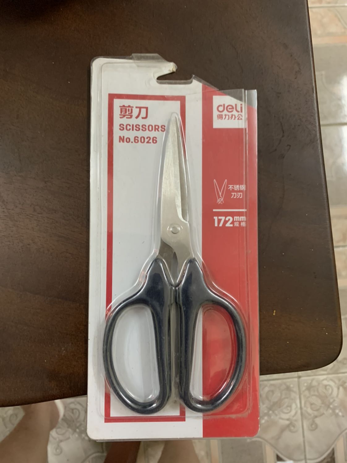 Hàng giao không nguyên vẹn, hộp bị cắt, cũ