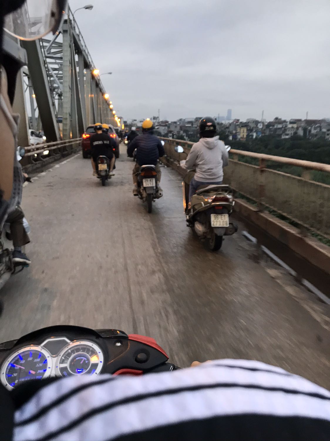 Hộp tai nghe xinh xắn tiện lợi, cứng cáp, giao hàng nhanh, hài lòng về sản phẩm