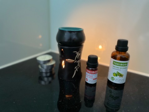 Giá quá tốt cho bộ này. 1 cái đèn, 1 hộp nến và 2 chai tinh dầu 10ml. Tinh dầu sả của Tokimori rất lạ so với các hiệu khác mình mua trước kia, thơm sả mà không có bị gắt. Bộ này rất tiện để mua làm quà tặng, gói hàng cẩn thận, đựng trong hộp đẹp cứng cáp, mình mua về dùng thấy đẹp vậy nên hôm qua cứ thế mà order gửi tặng cho bạn luôn. Giao hàng nhanh, gói hàng cẩn thận, đẹp. Mừ điểm. Giá quá tốt cho bộ này. 1 cái đèn, 1 hộp nến và 2 chai tinh dầu 10ml. Tinh dầu sả của Tokimori rất lạ so với các hiệu khác mình mua trước kia, thơm sả mà không có bị gắt. Bộ này rất tiện để mua làm quà tặng, gói hàng cẩn thận, đựng trong hộp đẹp cứng cáp, mình mua về dùng thấy đẹp vậy nên hôm qua cứ thế mà order gửi tặng cho bạn luôn. Giao hàng nhanh, gói hàng cẩn thận, đẹp. Mừ điểm.